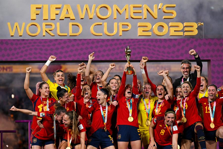 La selección española festeja la conquista del Mundial de Nueva Zelanda-Australia. Para la edición de 2027 se han presentado las candidaturas de Brasil, EUA-México y Alemania-Bélgica-Países Bajos. EFE/EPA/DEAN LEWINS AUSTRALIA AND NEW ZEALAND OUT