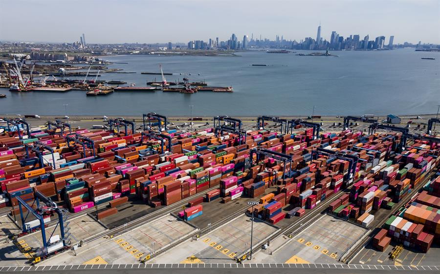 Vista de contenedores en la terminal marítima de la Autoridad Portuaria de Port Jersey, en Nueva Jersey (EUA), en una fotografía de archivo. EFE/Justin Lane