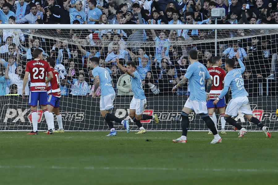 Los jugadores del Celta celebran un gol al Granada, durante el partido de Primera División que enfrentó a ambos equipos este sábado en el estadio de Balaídos. EFE / Salvador Sas