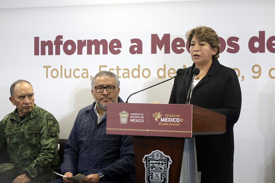 La gobernadora estatal, Delfina Gómez (d) habla durante una conferencia de prensa hoy, en la Secretaria de Seguridad de la ciudad de Toluca, Estado de México (México). EFE/Felipe Gutiérrez