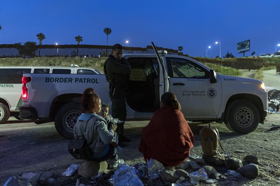 Migrantes interceptados por la Patrulla Fronteriza de EUA, en una fotografía de archivo. EFE/Etienne Laurent