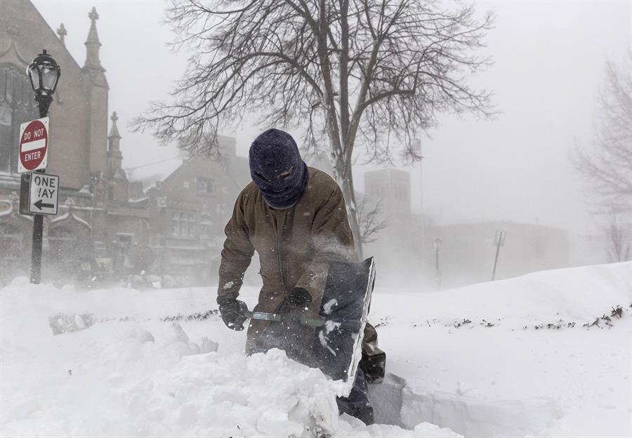 En la imagen de archivo, un hombre retira nieve con una pala durante una tormenta invernal que afecta a gran parte de Estados Unidos, en Buffalo, Nueva York, EUA. EFE/JALEN WRIGHT