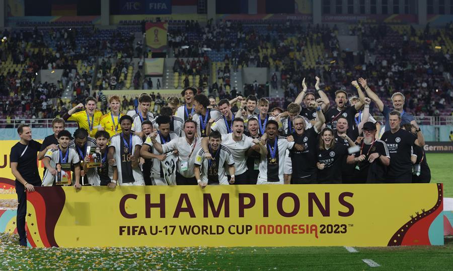 Los jugadores de Alemania celebran el Mundial sub17 tras ganar la final a Francia en Surakarta, IndonesiaEFE/EPA/MAST IRHAM