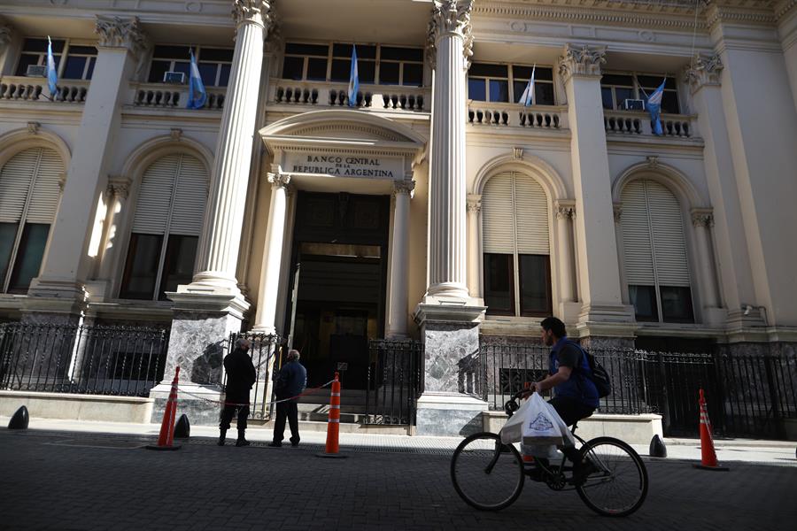 Varias personas cruzan frente a la sede del Banco Central de la República Argentina, en una fotografía de archivo. EFE/Juan Ignacio Roncoroni