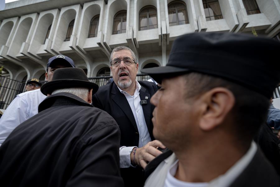 El presidente electo de Guatemala, Bernardo Arévalo de León (c), llega a la Corte Suprema de Justicia, en Ciudad de Guatemala (Guatemala). EFE/David Toro