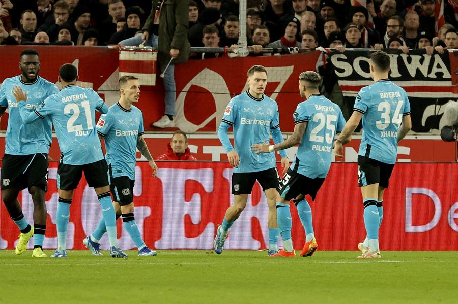 El joven jugador del Leverkusen Florian Wirtz (C) celebra el gol del empate (1-1) durante el partido de la Bundesliga que han jugado VfB Stuttgart y Bayer 04 Leverkusen en Stuttgart, Alemania. EFE/EPA/RONALD WITTEK