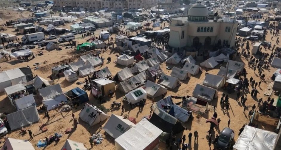 Decenas de miles de palestinos desplazados se han hacinado en la zona de Rafah, en la frontera de Gaza con Egipto, para escapar de los bombardeos israelíes.