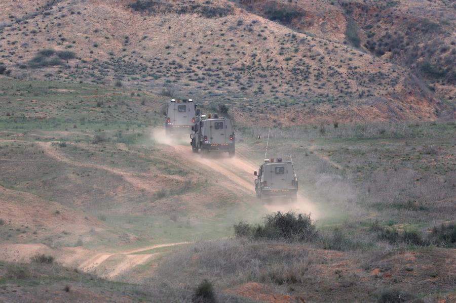 Vehículos militares israelíes en un área indeterminada cerca de la forntera con la Franja de Gaza. EFE/EPA/Atef Safadi