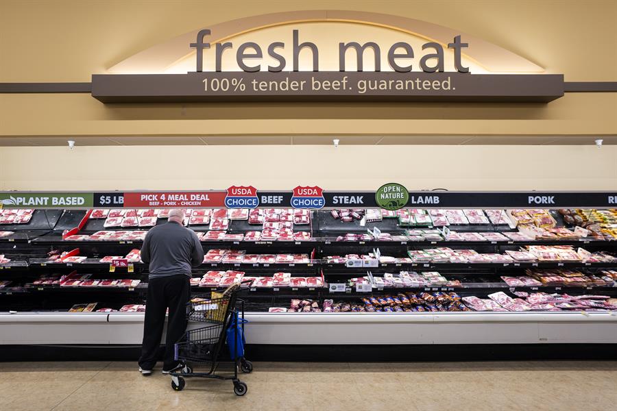 Una persona hace compras en un supermercado en Bethesda, Maryland (EUA), en una fotografía de archivo. EFE/Jim Lo Scalzo