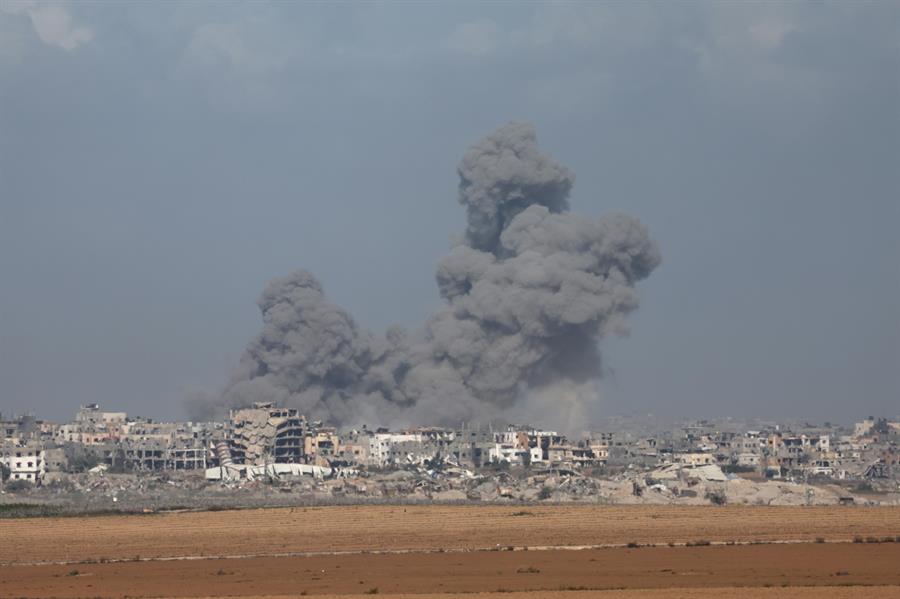 Humo tras un bombardeo israelí este sábado en el distrito Shejaiya de Gaza. EFE/EPA/ATEF SAFADI