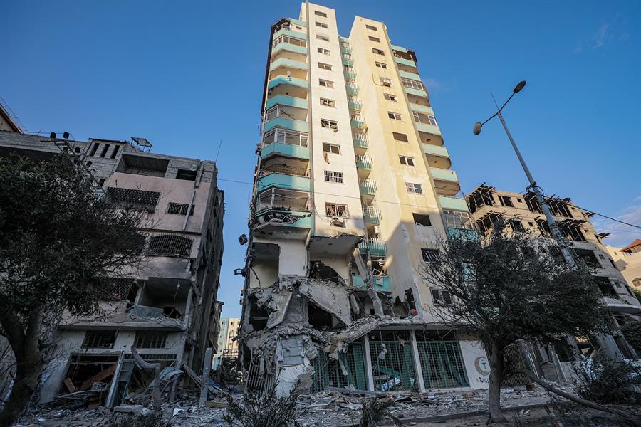 Imagen de archivo de la destrucción causada en edificios de Gaza por los bombardeos israelíes. EFE/EPA/MOHAMMED SABER