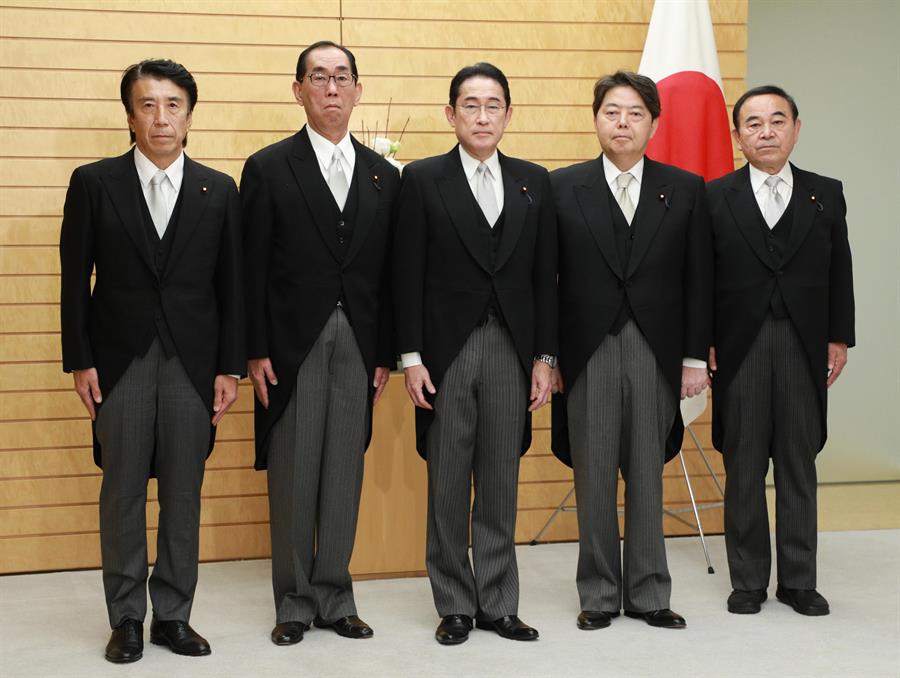 Imagen cedida del primer ministro de Japón, Fumio Kishida, junto a los nuevos miembros de su gobierno. EFE/EPA/JIJI PRESS