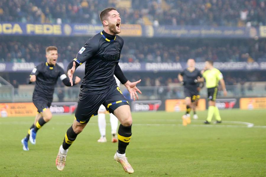 El jugador del Verona Thomas Henry celebra el 1-1 durante el partido de la Serie A que han jugado Hellas Verona y SS Lazio en Verona, Italia. EFE/EPA/Emanuele Pennnacchio