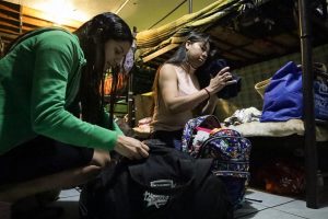 Mujeres migrantes arreglan sus maletas para abandonar un albergue, el 1 de diciembre de 2023, en la fronteriza ciudad de Tijuana, en Baja California (México). EFE/Joebeth Terríquez