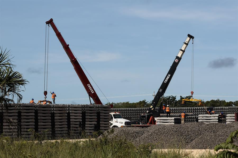 Fotografía de las obras del Tren Maya en los Tramos 5, 6 y 7, que comprenden las ciudades de Cancún, Playa del Carmen, Tulum y Chetumal, el 26 de septiembre de 2023, en Bacalar, estado de Quintana Roo (México). EFE/ José Méndez