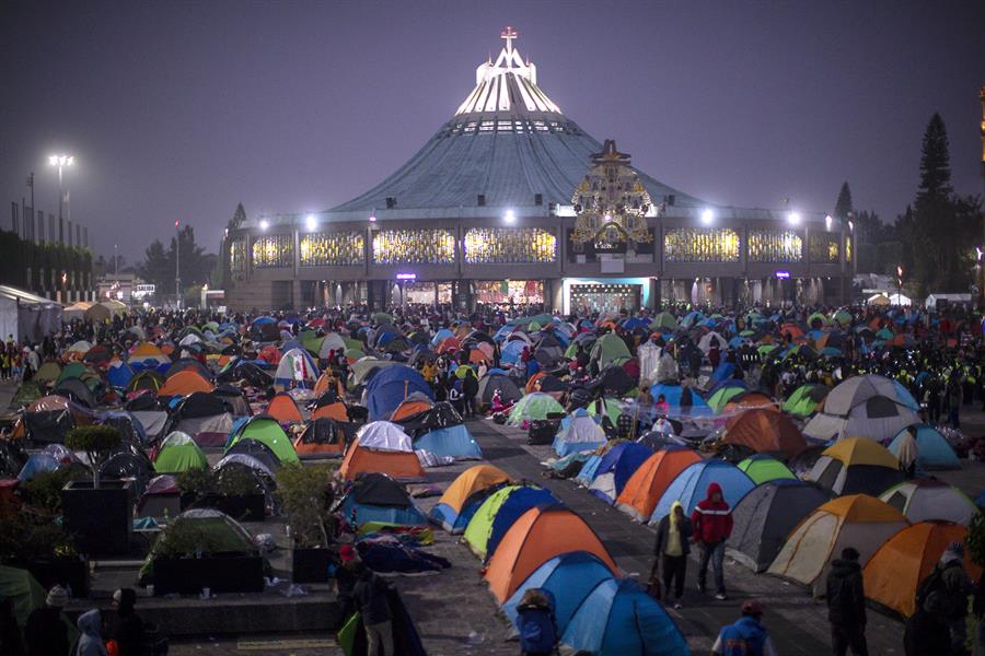 Miles de fieles católicos pasaron la noche en el atrio de la Basílica de Guadalupe, en el 492 aniversario de la aparición de la Virgen de Guadalupe a San Juan Diego hoy, en Ciudad de México (México). EFE/Isaac Esquivel