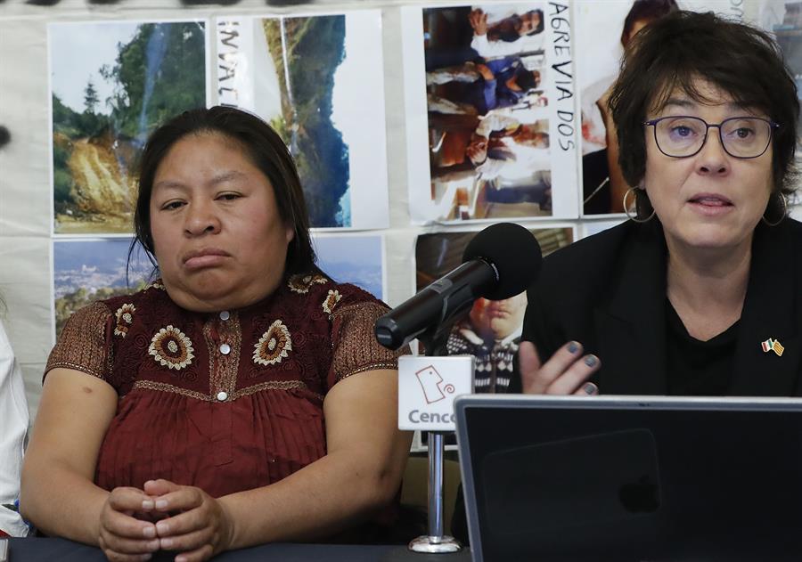 La integrante del Parlamento Europeo y del Grupo de los Verdes/Alianza Libre Europea, Diana Riva (d), habla junto a la defensora de la Tierra y Territorio, Pascuala López, durante una rueda de prensa hoy, en Ciudad de México (México). EFE/Mario Guzmán