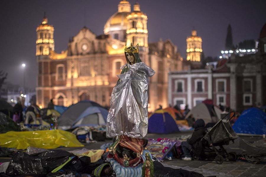 Miles de fieles católicos amanecieron en el atrio de la Basílica de Guadalupe, en el 492 aniversario de la aparición de la Virgen de Guadalupe a San Juan Diego hoy, en Ciudad de México (México). EFE/Isaac Esquivel