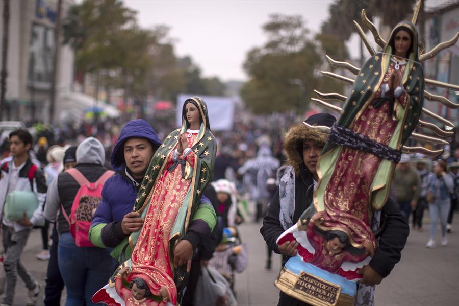 Miles de fieles católicos llegan a la Basílica de Guadalupe, en el 492 aniversario de la aparición de la Virgen de Guadalupe a San Juan Diego hoy, en Ciudad de México (México). EFE/Isaac Esquivel