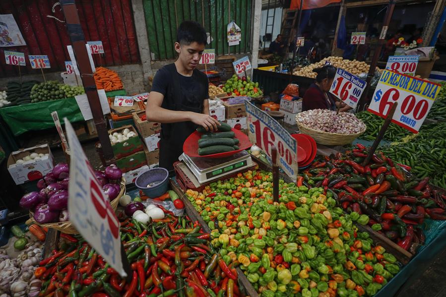 Comerciantes ofrecen sus productos en el Mercado de Jamaica en la Ciudad de México (México). Imagen de archivo. EFE/ Isaac Esquivel