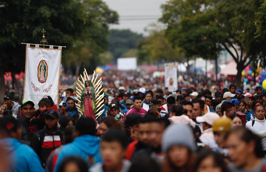 Peregrinos llegan ayer a la Basílica de Guadalupe en Ciudad de México (México). EFE/ Sáshenka Gutiérrez