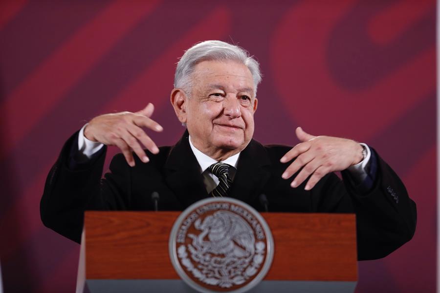 El presidente de México, Andrés Manuel López Obrador, habla durante su conferencia matutina hoy, en Palacio Nacional, en Ciudad de México (México). EFE/Sáshenka Gutiérrez