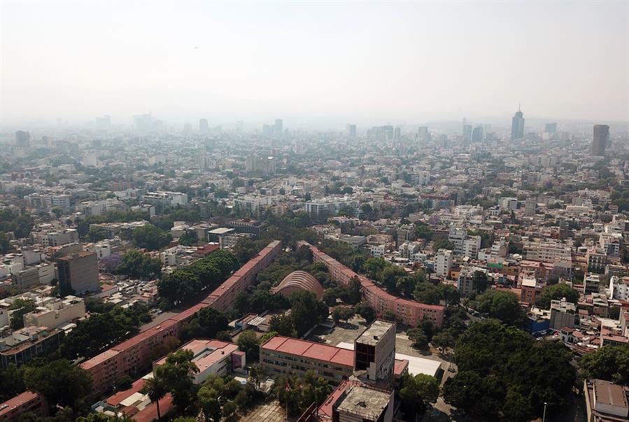 Fotografía donde se observa el alto indice de contaminación, el 8 de agosto de 2023, en la Ciudad de México (México). EFE/Isaac Esquivel