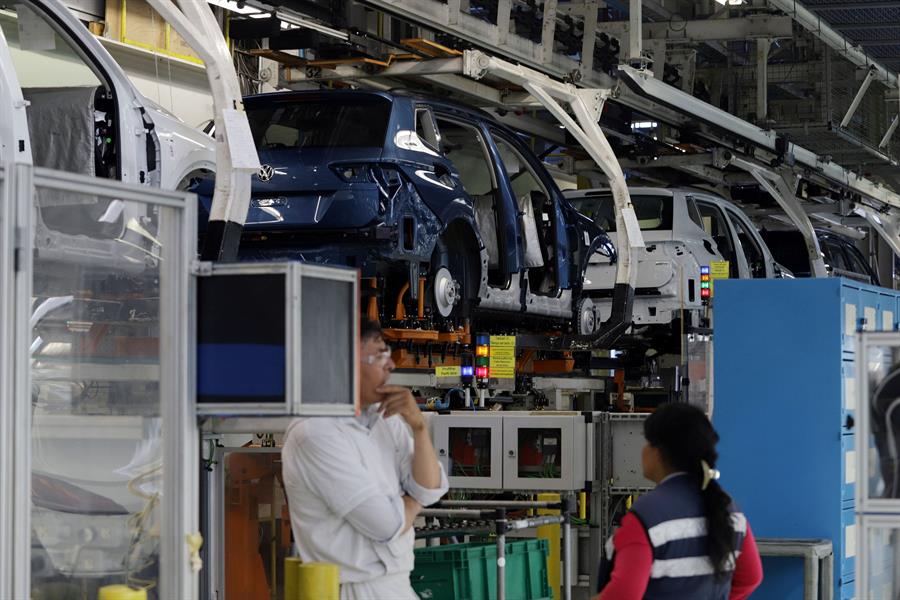 Vista general de una línea de producción en la planta armadora Volkswagen, en el estado de Puebla (México). Imagen de archivo. EFE/ Hilda Ríos