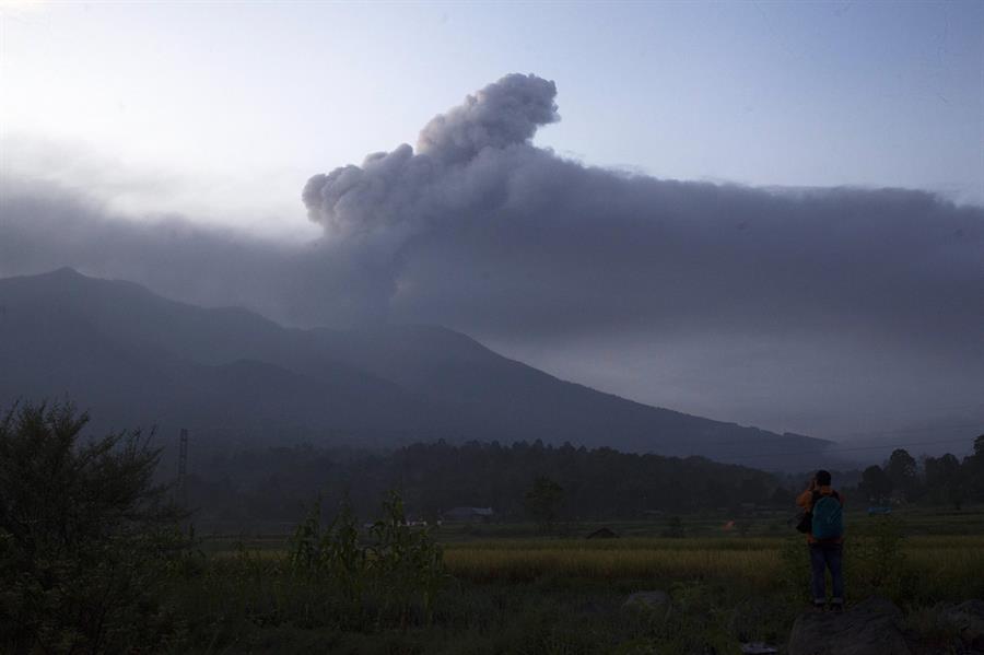 Vista del Monte Marapi, que arroja materiales volcánicos al aire durante una erupción en Agam, Sumatra Occidental. EFE/GIVO ALP