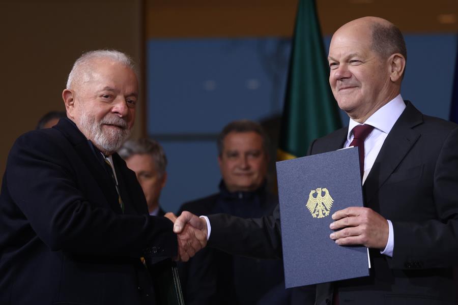 El presidente de Brasil, Luiz Inacio Lula da Silva, (i) y el canciller alemán, Olaf Scholz, (d) tras firmar un acuerdo de asociación para una transformación ecológica y socialmente justa. EFE/EPA/Clemens Bilan