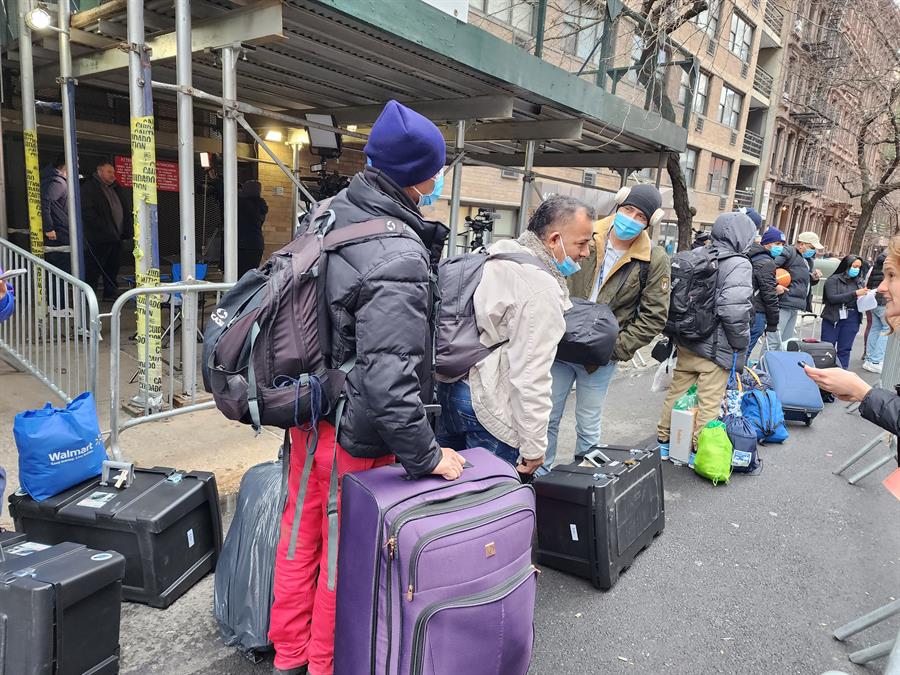 Fotografía de archivo, tomada el pasado 30 de enero, en la que se registró a un grupo de migrantes venezolanos tras ser desalojados del hotel Watson en Nueva York (NY, EUA). EFE/Ruth Hernández