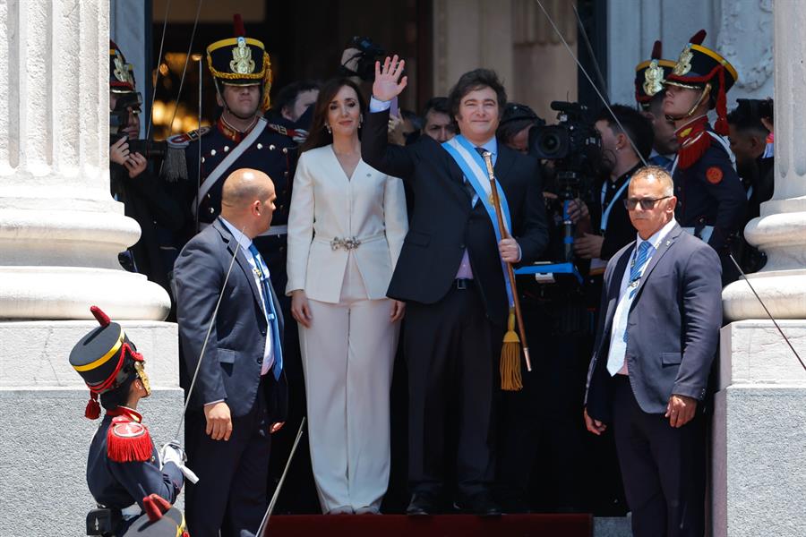 El economista libertario Javier Milei juró este domingo “por Dios y por la patria, sobre estos santos evangelios” como nuevo presidente de Argentina en el Congreso de la Nación, en Buenos Aires. EFE/Juan Ignacio Roncoroni