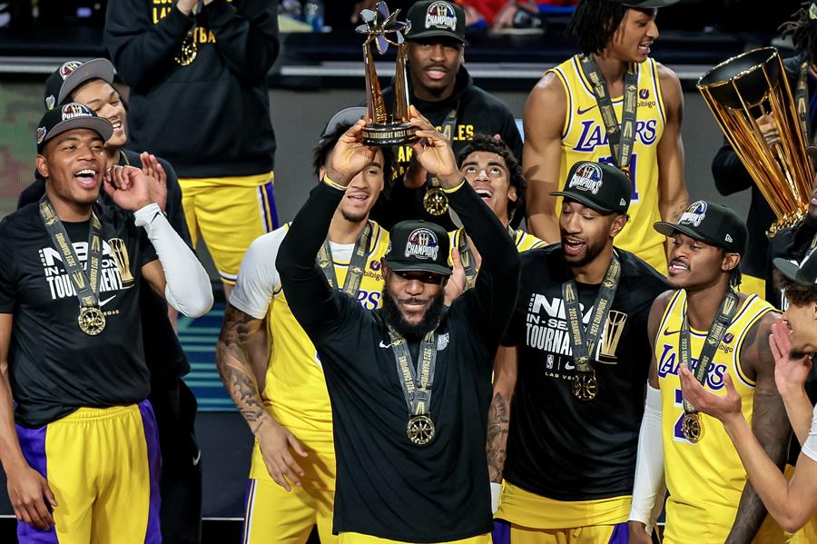 El alero Lebron James, de Los Angeles Lakers, eleva el trofeo al Mejor Jugador de la final de la Copa NBA que el equipo californiano ganó al derrotar a Indiana Pacers en Las Vegas. EFE/EPA/ALLISON DINNER SHUTTERSTOCK OUT