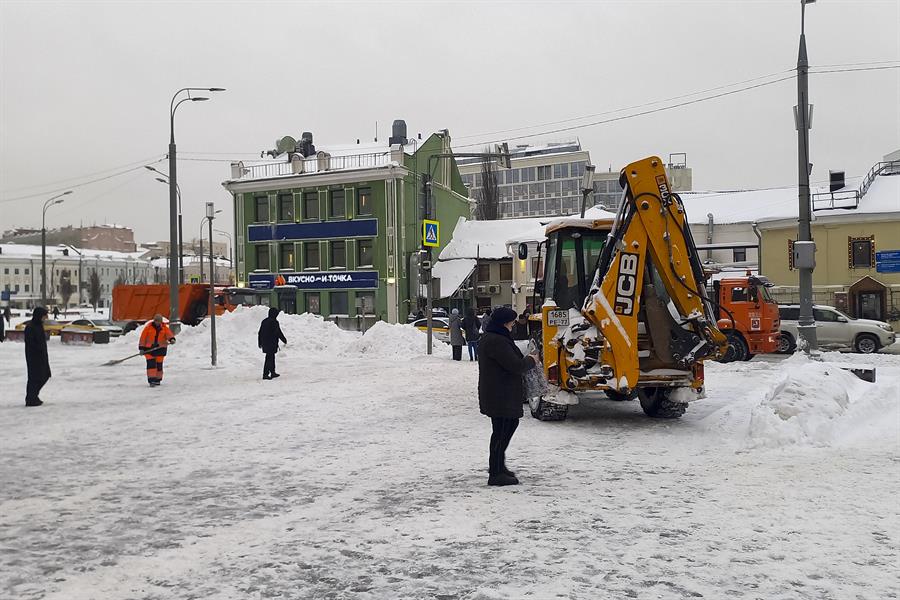 La intensa nevada que azota Moscú desde la víspera sumó este viernes cinco centímetros al manto de nieve que cubre la capital rusa, que alcanzó la altura de 49 centímetros, superando el récord de más de un siglo, según informó el meteorólogo ruso Román Vilfand. EFE/ Ignacio Ortega