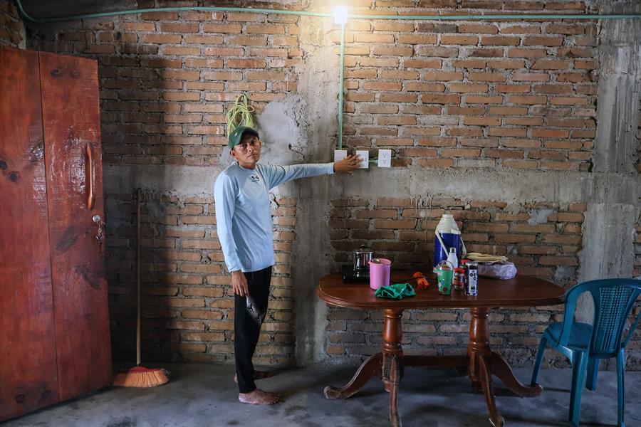 Fotografía cedida por Iberdrola México donde se observa a una persona encendiendo un interruptor eléctrico en el poblado de Cachimbo, estado de Oaxaca (México). EFE/ Iberdrola México