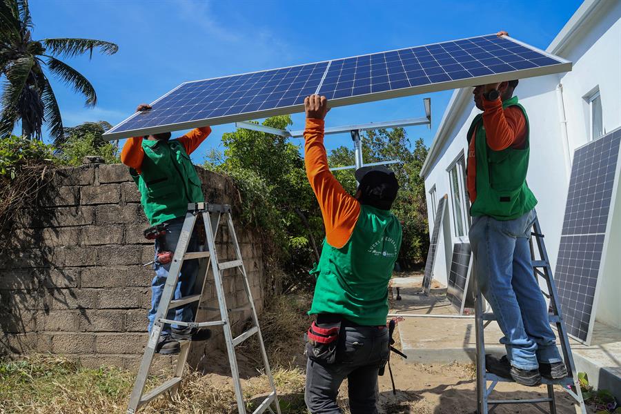 Fotografía cedida por Iberdrola México donde se observa a empleados de la empresa colocando páneles solares en el poblado de Cachimbo, estado de Oaxaca (México). EFE/ Iberdrola México