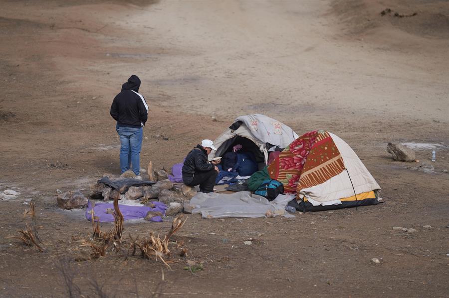 Migrantes esperan afuera en tiendas de campaña para ser procesados por la Patrulla Fronteriza de Estados Unidos, en Jacumba, California (EUA), en una fotografía de archivo. EFE/Allison Dinner