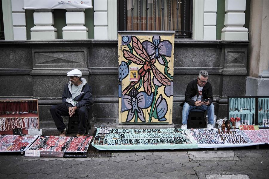 Vista de algunos vendedores ambulantes en una calle en San José, en una fotografía de archivo. EFE/Jeffrey Arguedas