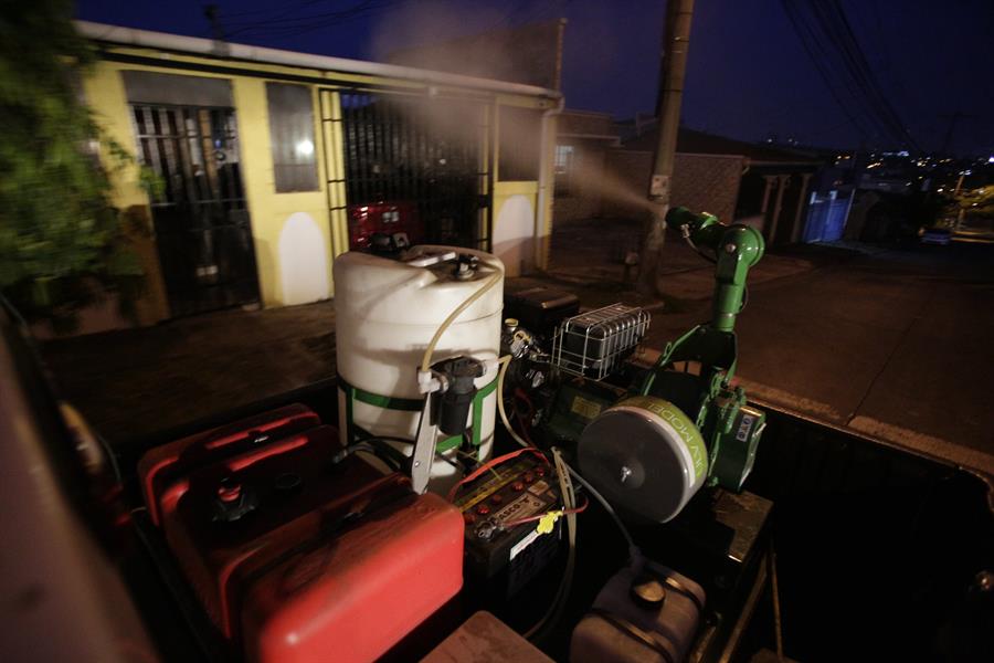 Fotografía de archivo de un operativo de fumigación contra el dengue en Ciudad de Panamá (Panamá). EFE/ Carlos Lemos