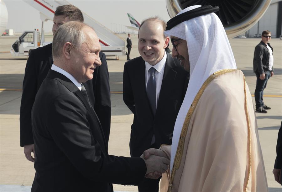 El presidente ruso, Vladímir Putin (izq.). es recibido por el ministro de Asuntos Exteriores de los Emiratos Árabes Unidos, jeque Abdullah bin Zayed bin Sultan Al Nahyan, a su llegada al aeropuerto internacional de Abu Dhabi, el 6 de diciembre de 2023. EFE/EPA/ANDREY GORDEEV / SPUTNIK / KREMLIN POOL