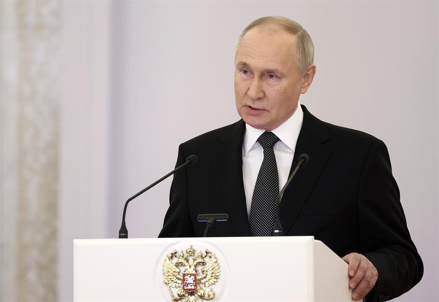 El presidente ruso, Vladímir Putin, pronuncia un discurso durante una ceremonia para entregar las medallas de la Estrella de Oro a los Héroes de Rusia en vísperas del Día de los Héroes de la Patria en el Salón St. George del Gran Palacio del Kremlin, en Moscú, el 8 de diciembre de 2023. EFE/EPA/VALERIY SHARIFULIN / SPUTNIK / KREMLIN POOL MANDATORY CREDIT