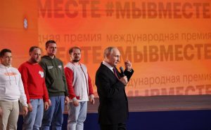 El presidente ruso, Vladimir Putin, durante su visita hoy a la feria Russia Expo internacional, en Moscú. EFE/EPA/MIKHAEL KLIMENTYEV/SPUTNIK/KREMLIN POOL