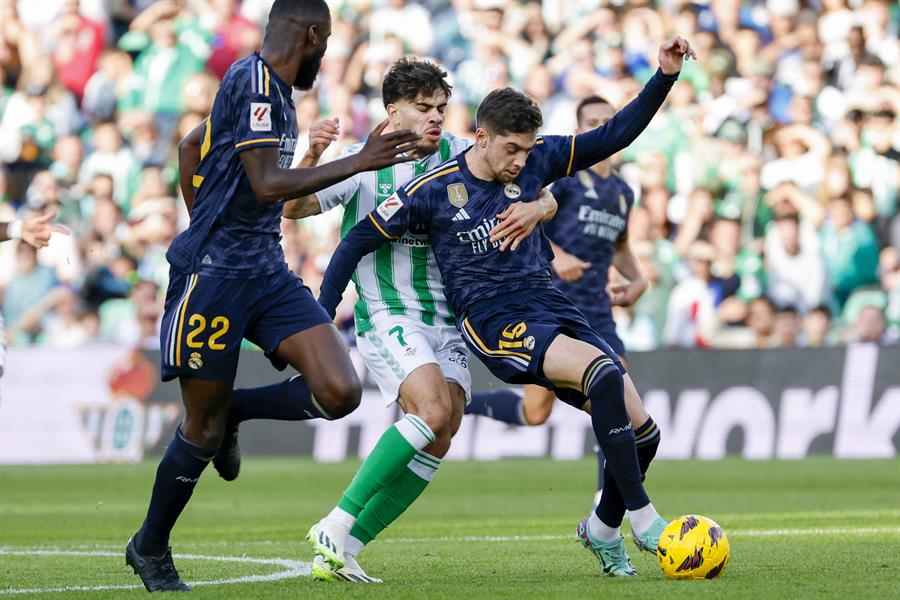 El centrocampista del Betis Ez Abde agarra a Federico Valverde, centrocampista del Real Madrid, durante el partido de la Jornada 16 en el estadio Benito Villamarín de Sevilla. EFE/ Julio Muñoz