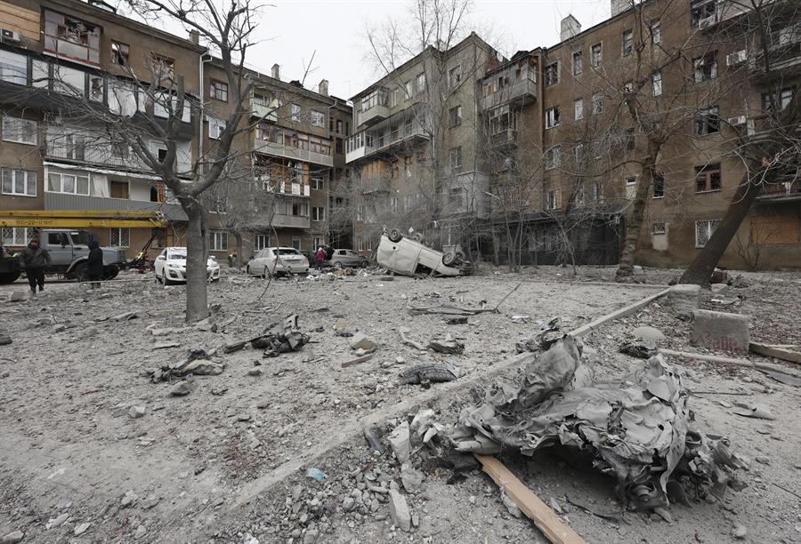 Daños causados por un bombardeo ruso en Járkov. EFE/EPA/SERGEY KOZLOV