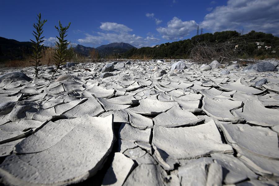 Imagen de archivo del lecho del río Var resquebrajado por la sequía y las altas temperaturas en Carros, Francia. EFE/Sebastien Nogier