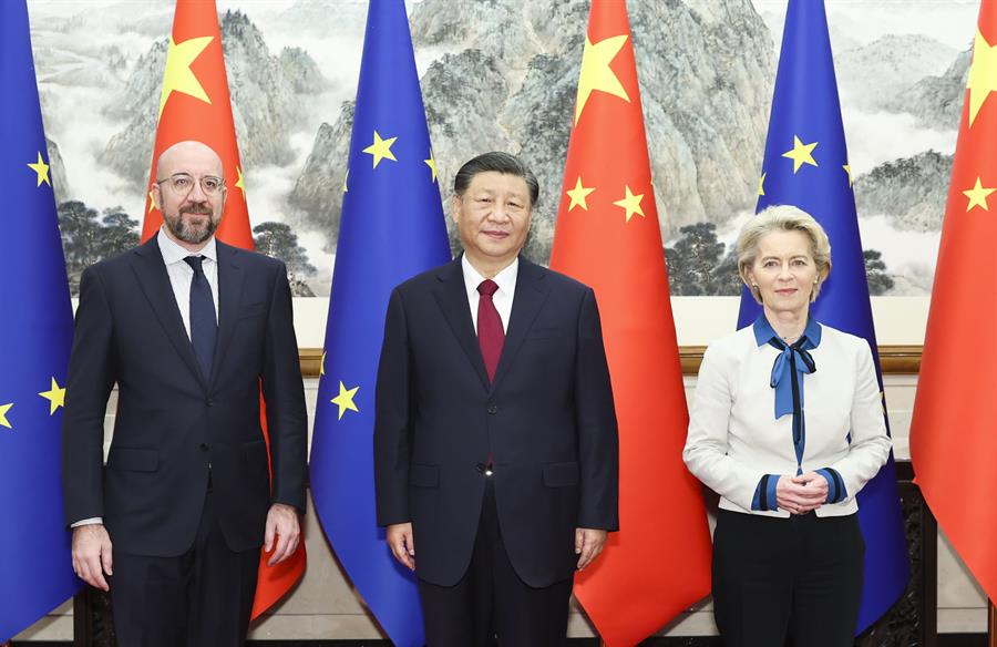 El presidente chino, Xi Jinping (C), la presidenta de la Comisión Europea, Ursula von der Leyen (D) y el presidente del Consejo Europeo, Charles Michel (I). EFE/EPA/XINHUA / Huang Jingwen CHINA OUT / UK AND IRELAND OUT