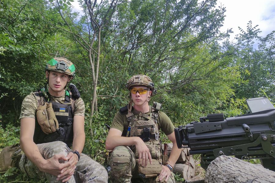 Foto de archivo del pasado 3 de agosto en el que dos soldados ucranianos hacen guardia en la zona de Kupiansk, en el noreste de Ucrania. EFE/ Marcel Gascón