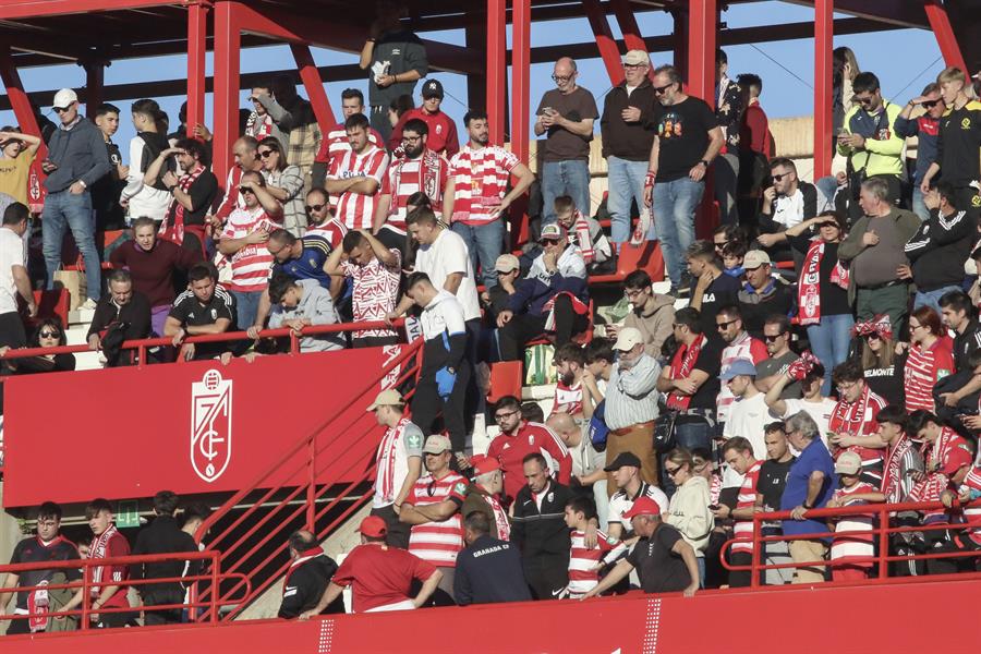 El público del partido Granada - Athletic observa la zona donde este domingo un asistente es atendido por los servicios médicos tras sufrir una parada en el Nuevo Estadio de los Cármenes.- EFE/ Pepe Torres