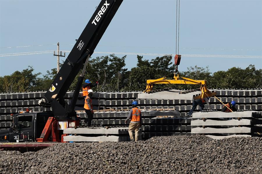 Fotografía de los trabajos de construcción de las instalaciones del Tren Maya en los Tramos 5, 6, y 7, que comprenden las ciudades de Cancún, Playa del Carmen, Tulum y Chetumal, el 27 de septiembre de 2023, en el estado mexicano de Quintana Roo (México). EFE/José Méndez