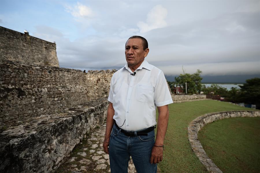 José Eduardo Angúlo Cab, presidente del comisariado del ejido Laguna Guerrero, habla en entrevista con EFE, el 26 de septiembre de 2023, en Bacalar, estado de Quintana Roo (México). 